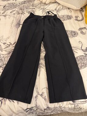 Wide-Leg Pull-On Trousers in Black